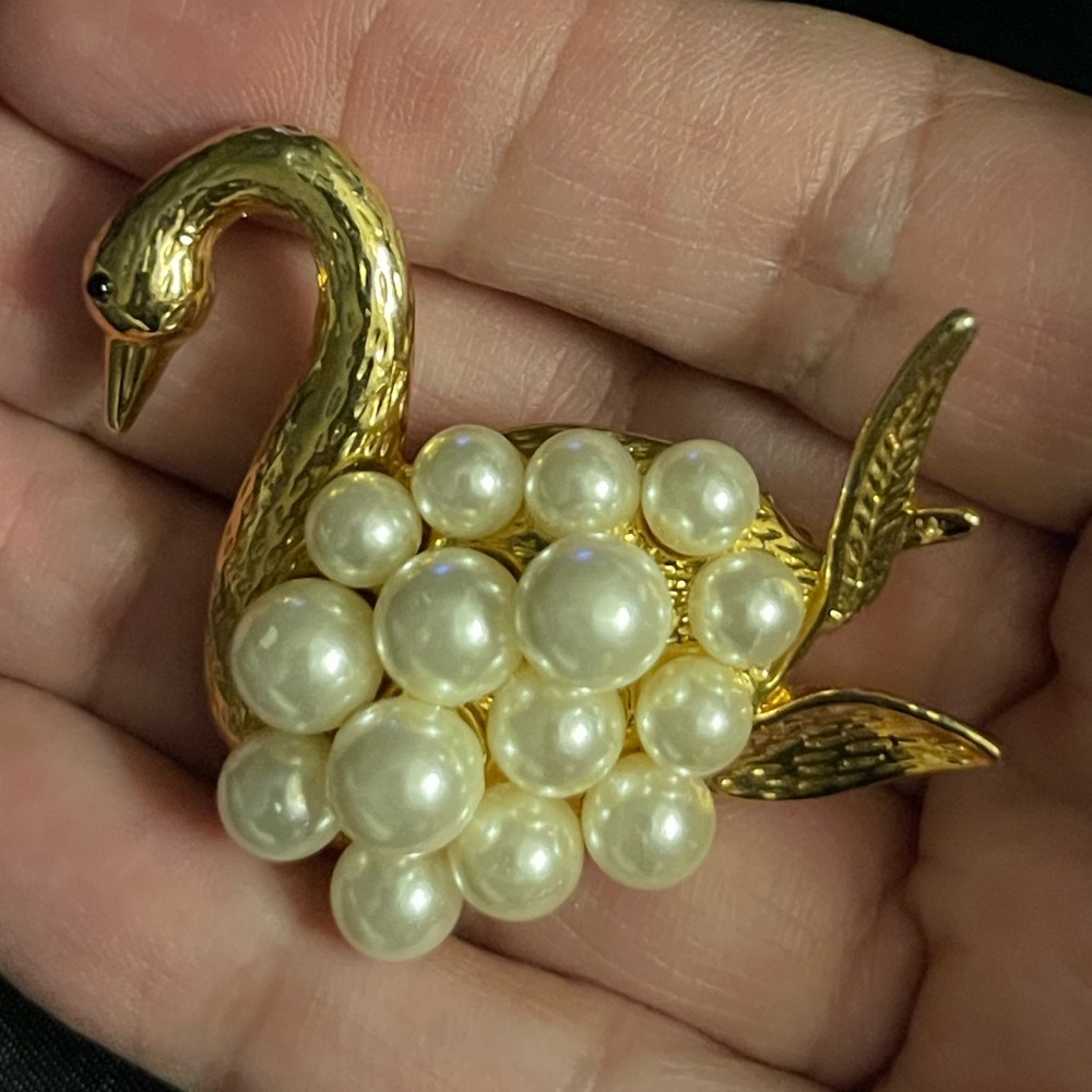 Liz Claiborne Signed Vintage Gold Tone Faux Pearls Swan Brooch - Picture 2 of 3